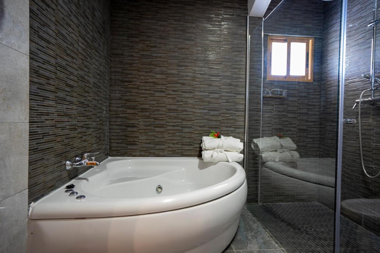 Hotel Los Barruecos By Croma Malpartida de Cáceres Екстериор снимка