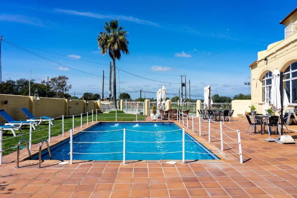 Hotel Los Barruecos By Croma Malpartida de Cáceres Екстериор снимка