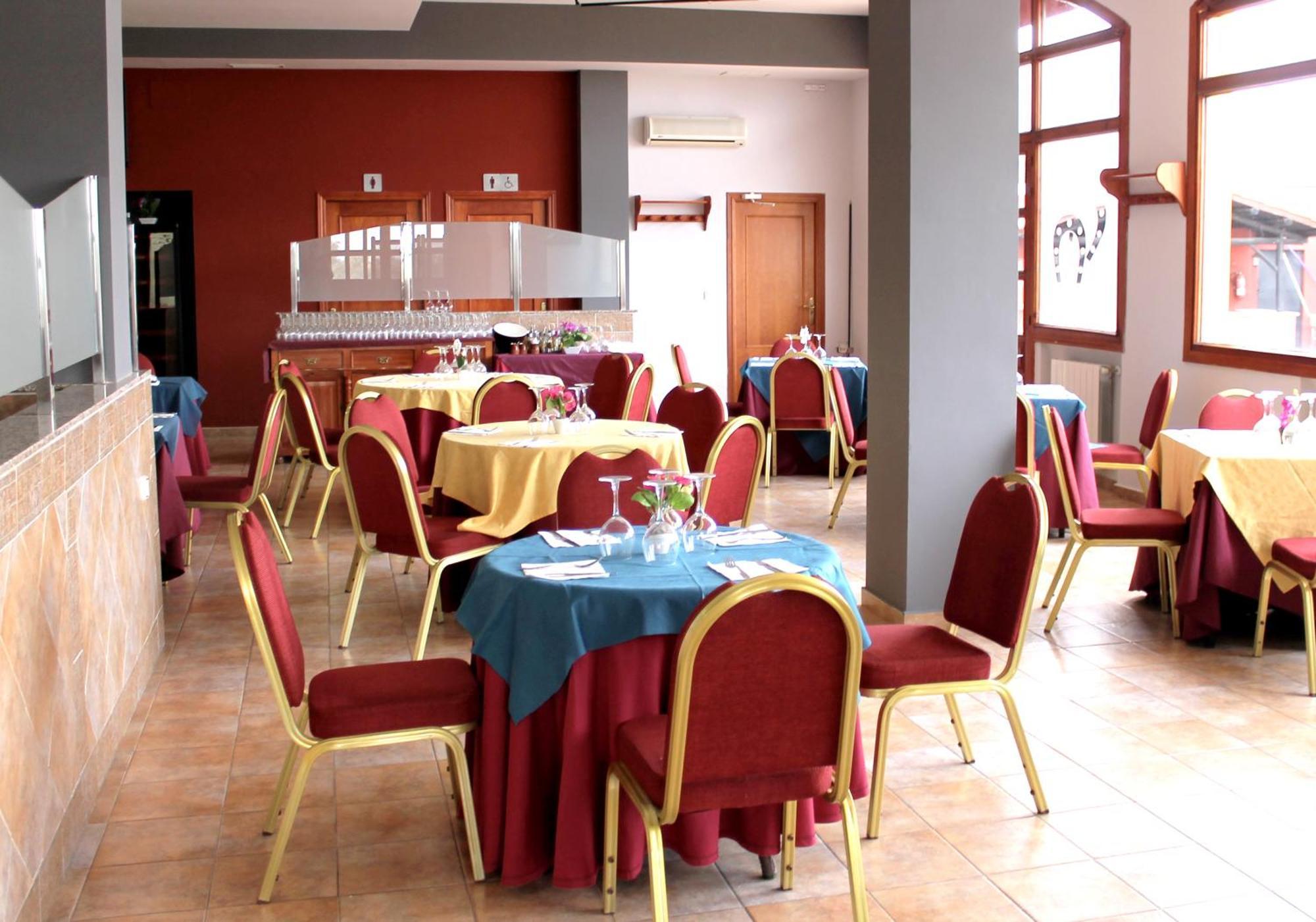 Hotel Los Barruecos By Croma Malpartida de Cáceres Екстериор снимка