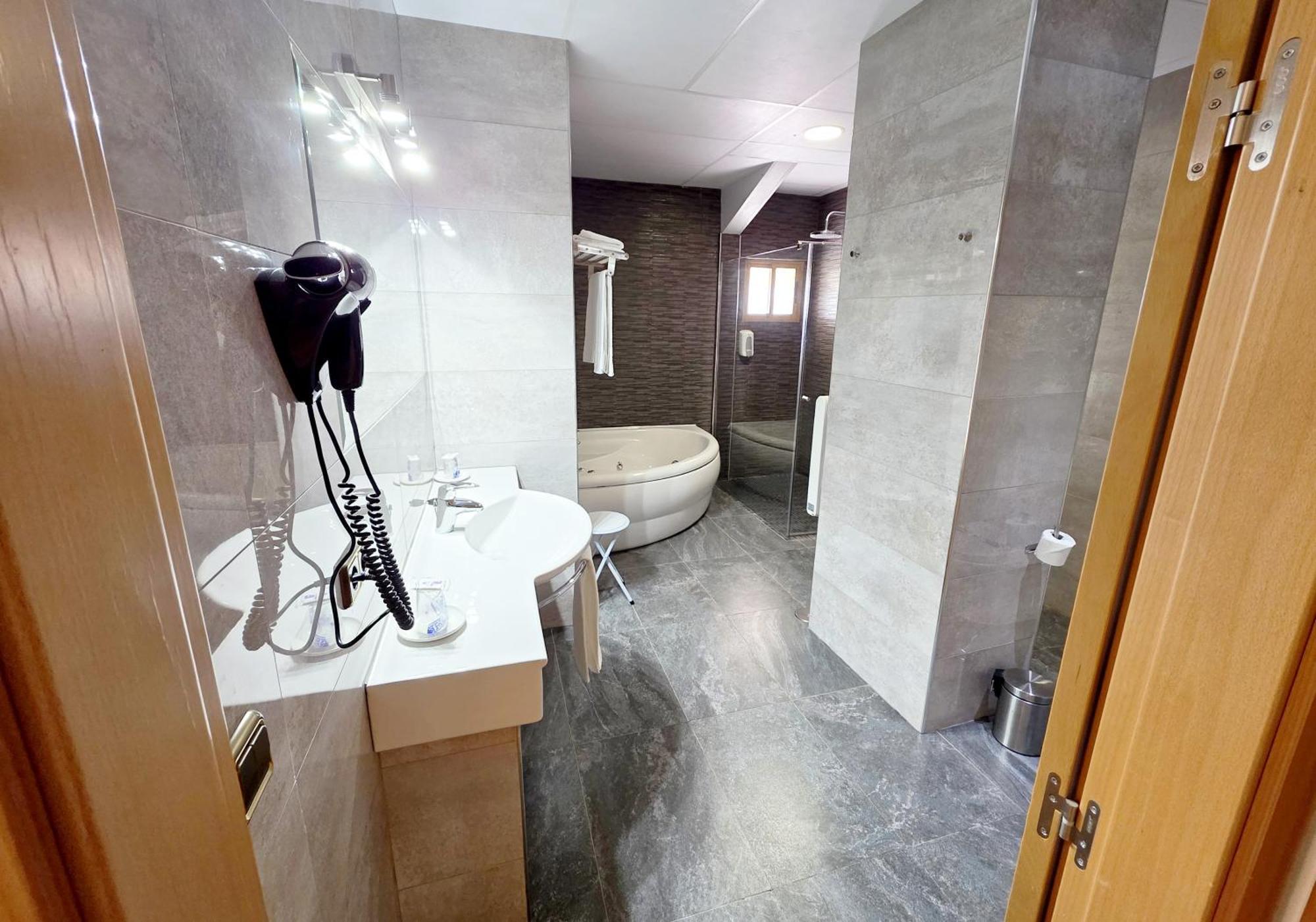 Hotel Los Barruecos By Croma Malpartida de Cáceres Екстериор снимка