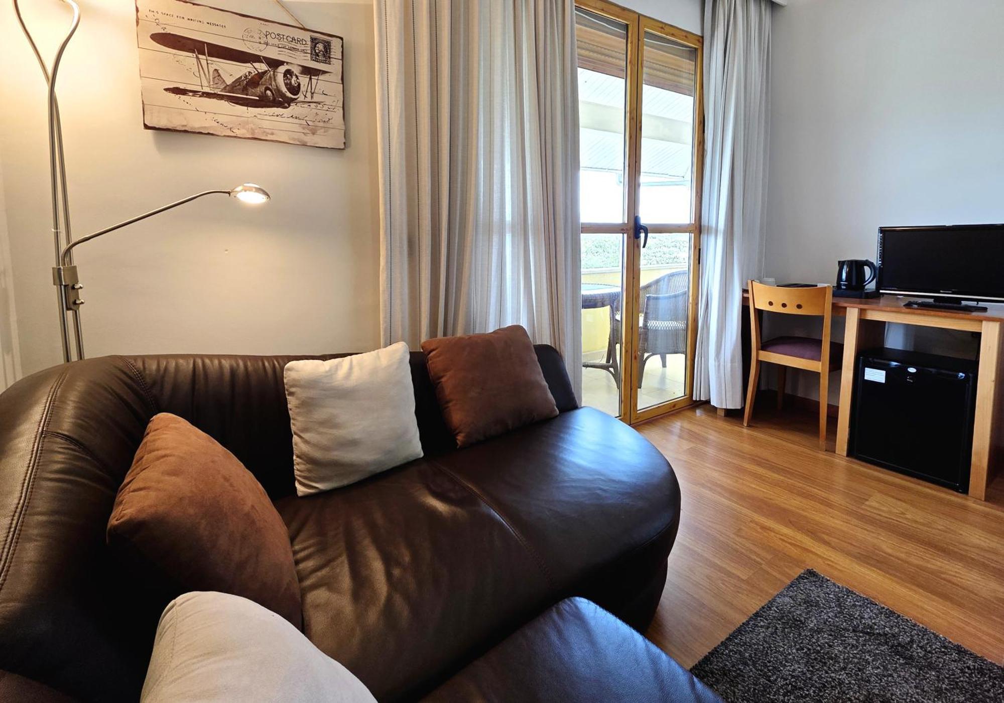 Hotel Los Barruecos By Croma Malpartida de Cáceres Екстериор снимка