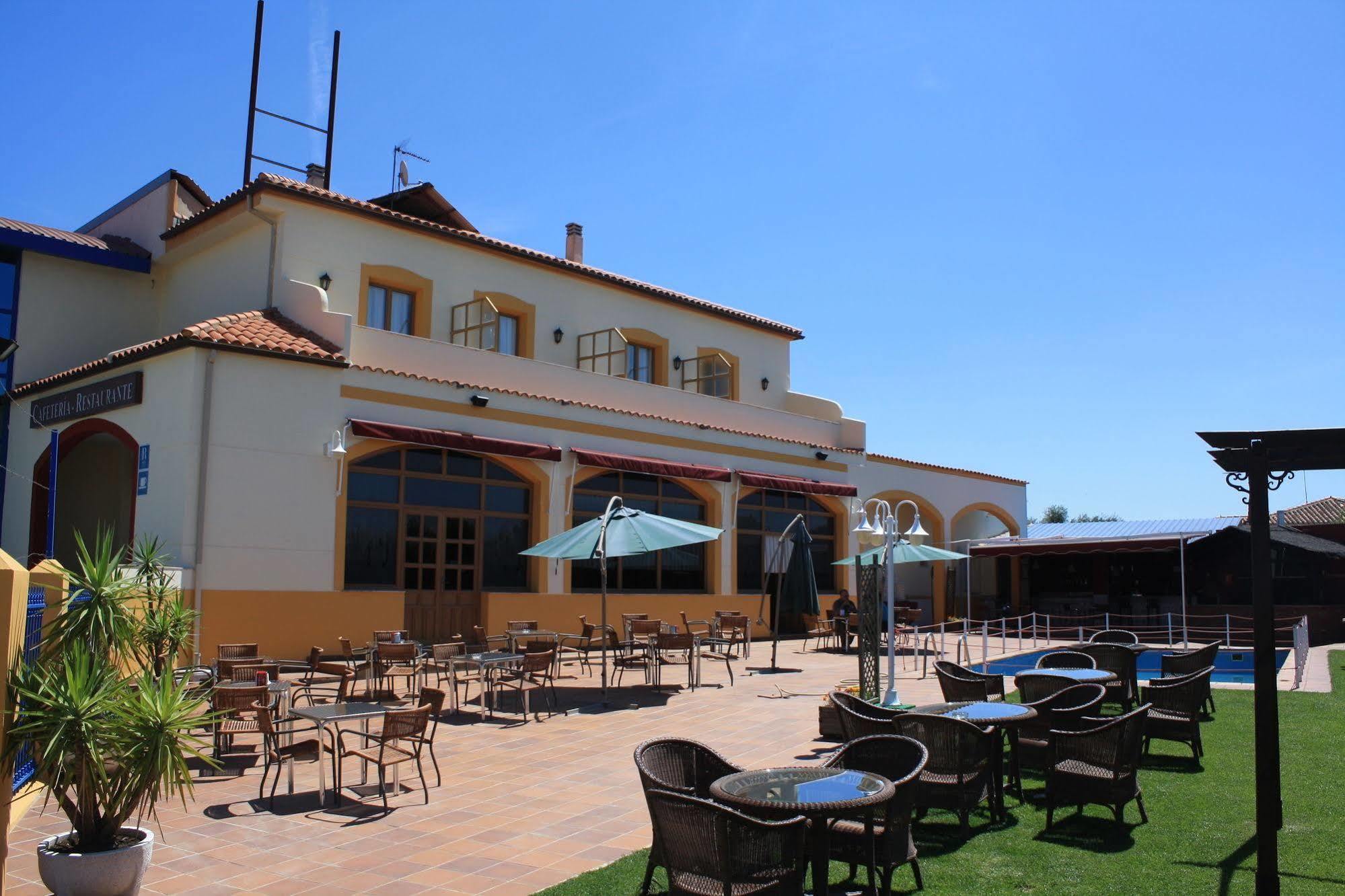 Hotel Los Barruecos By Croma Malpartida de Cáceres Екстериор снимка